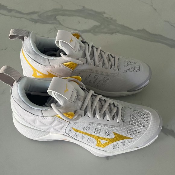 Mizuno Shoes - Mizuno Women's Wave Momentum Volleyball Shoes *NIB*